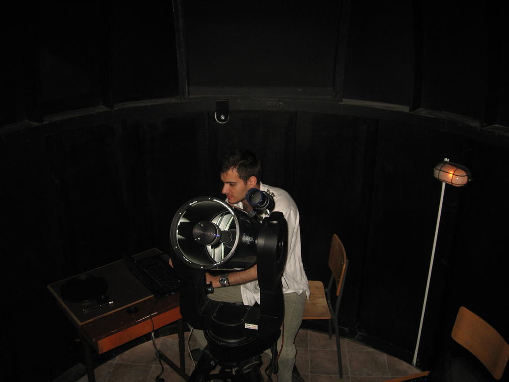 Z. Tomić  proverava kontrole teleskopa preko računara